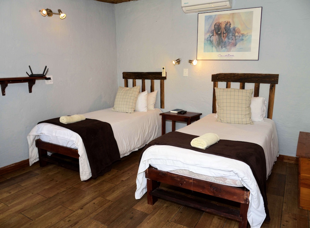 vlakvark - Aan-die-Oewer Guest House Graaff-Reinet